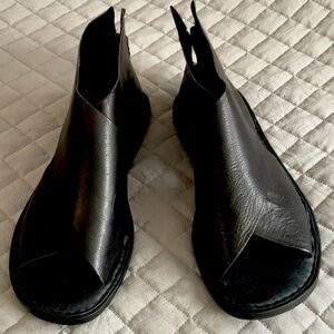NWOT Born black sandal, size 7 in excellent new condition. Smoke/pet free home.